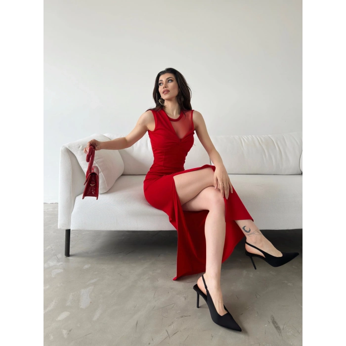 Tül Detaylı Derin Yırtmaçlı Elbise