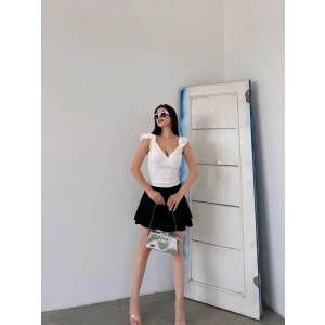 Kruvaze Yaka Omuzu Volanlı Bluz