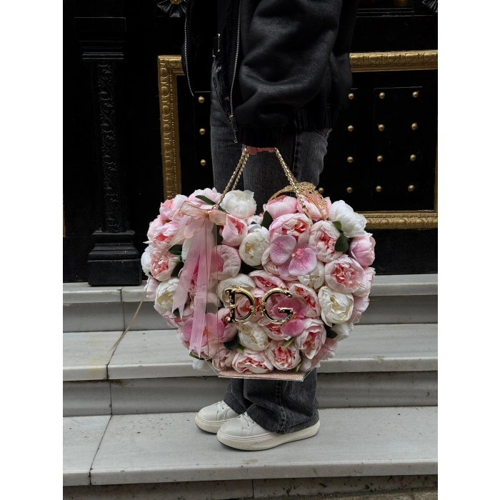 Premium Kalp Çantada Şakayıklar