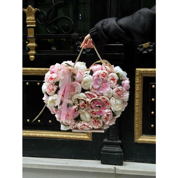 Premium Kalp Çantada Şakayıklar