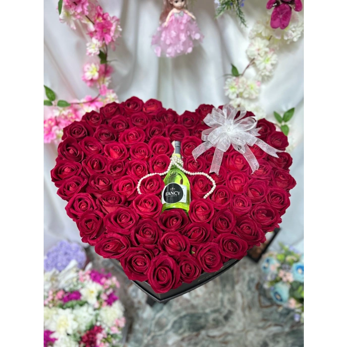 Dev Kalp Kutuda Kırmızı Kadife Güller