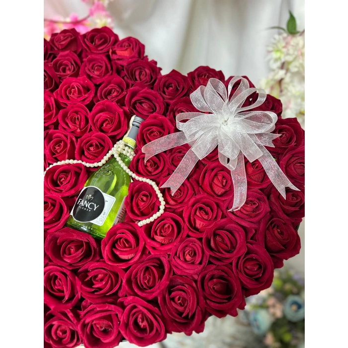 Dev Kalp Kutuda Kırmızı Kadife Güller