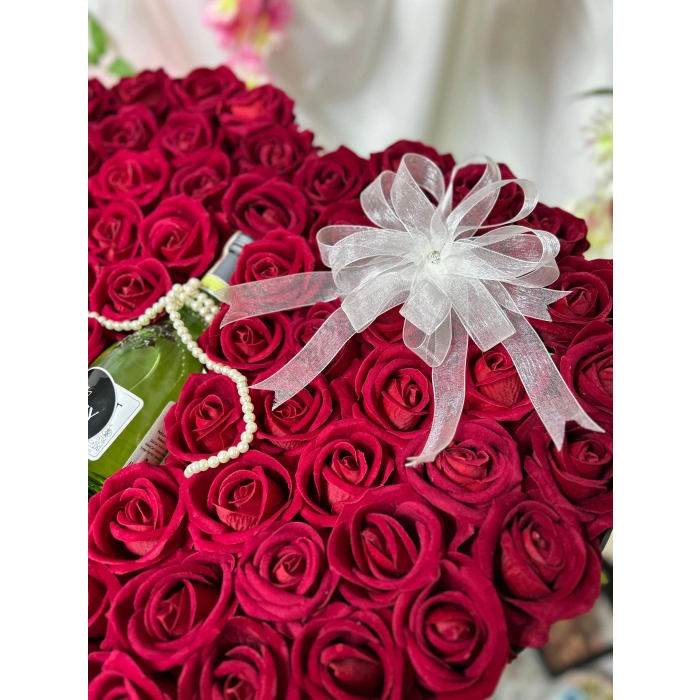 Dev Kalp Kutuda Kırmızı Kadife Güller