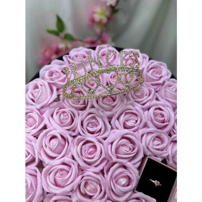 Dev Kalp Kutuda Pembe Kadife Güller & Kalp Yüzük ve Kristal Taç