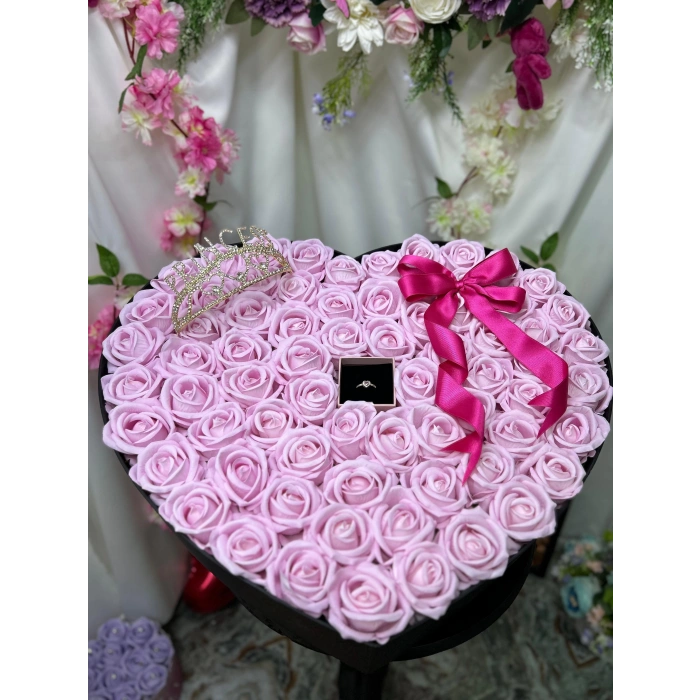 Dev Kalp Kutuda Pembe Kadife Güller & Kalp Yüzük ve Kristal Taç