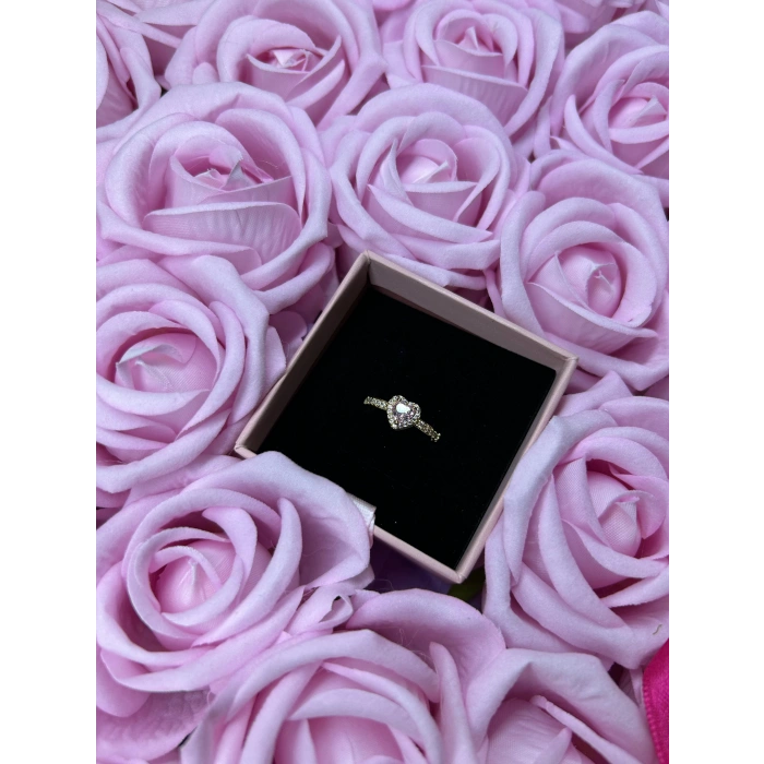 Dev Kalp Kutuda Pembe Kadife Güller ve Kalp Yüzük