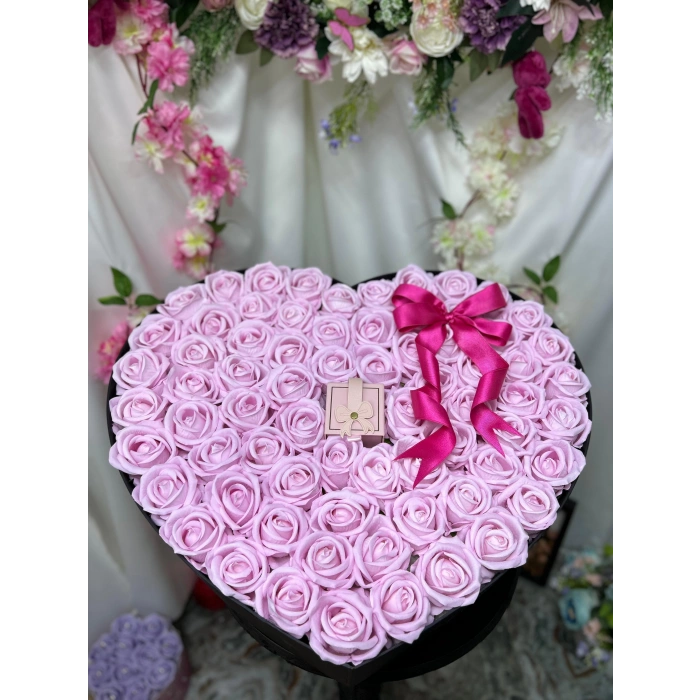 Dev Kalp Kutuda Pembe Kadife Güller ve Kalp Yüzük