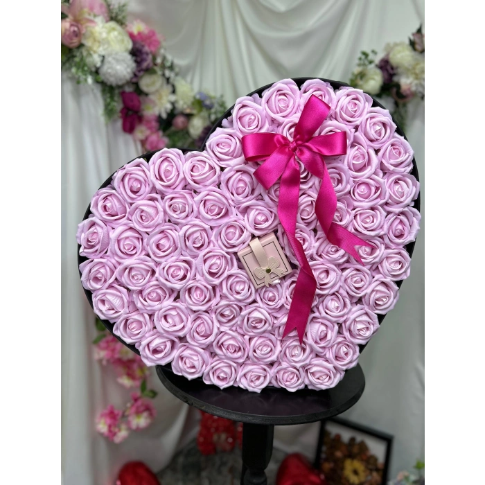 Dev Kalp Kutuda Pembe Kadife Güller ve Kalp Yüzük