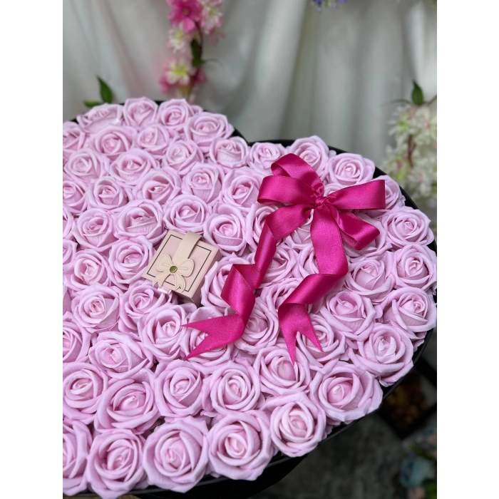 Dev Kalp Kutuda Pembe Kadife Güller ve Kalp Yüzük