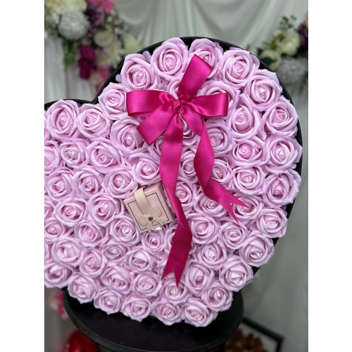 Dev Kalp Kutuda Pembe Kadife Güller ve Kalp Yüzük