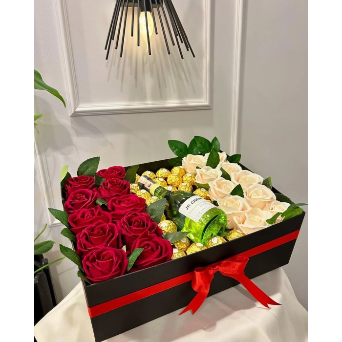 Dikdörtgen Kutuda JP. Chenet Kırmızı&Beyaz Kadife Güller ve Rocher