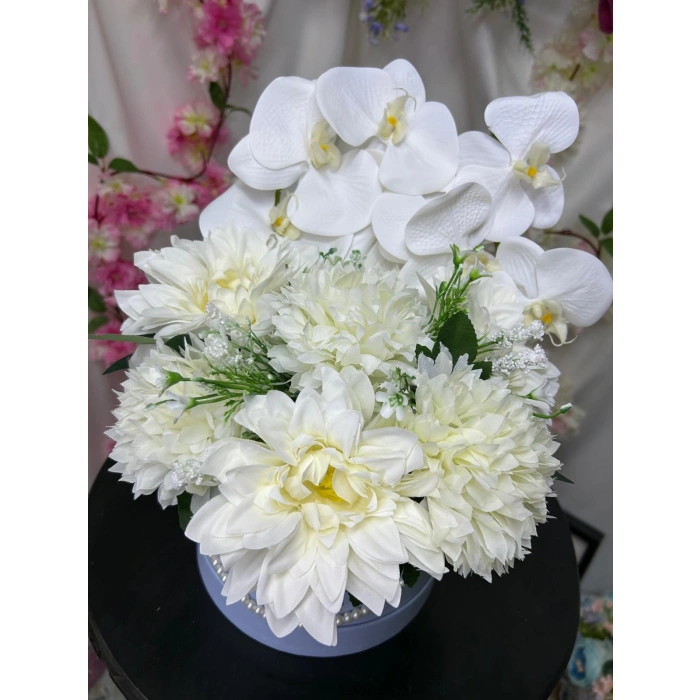 İnci Detaylı Mavi Kutuda Beyaz Çiçekler