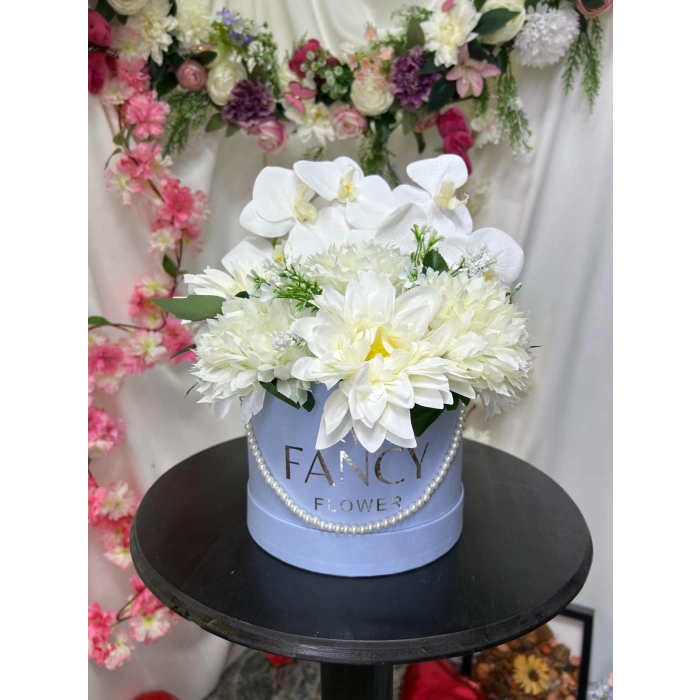 İnci Detaylı Mavi Kutuda Beyaz Çiçekler