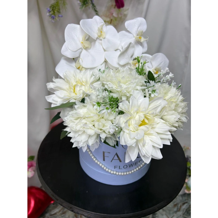 İnci Detaylı Mavi Kutuda Beyaz Çiçekler