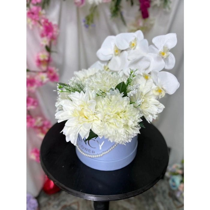 İnci Detaylı Mavi Kutuda Beyaz Çiçekler