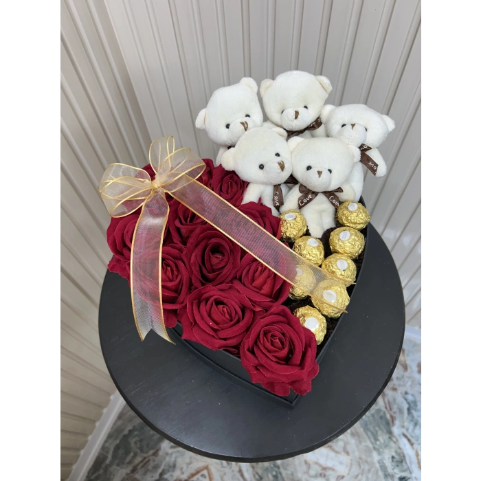 Kalp Kutuda Ayıcık Ve Çikolatalı Kadife Güller