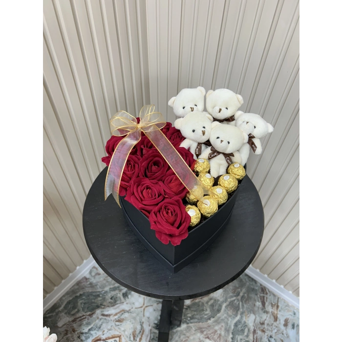 Kalp Kutuda Ayıcık Ve Çikolatalı Kadife Güller