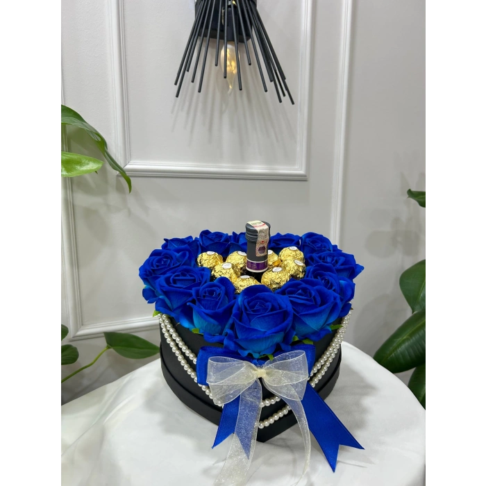 Kalp Kutuda JP. Chenet & Mavi Kadife Güller ve Rocher