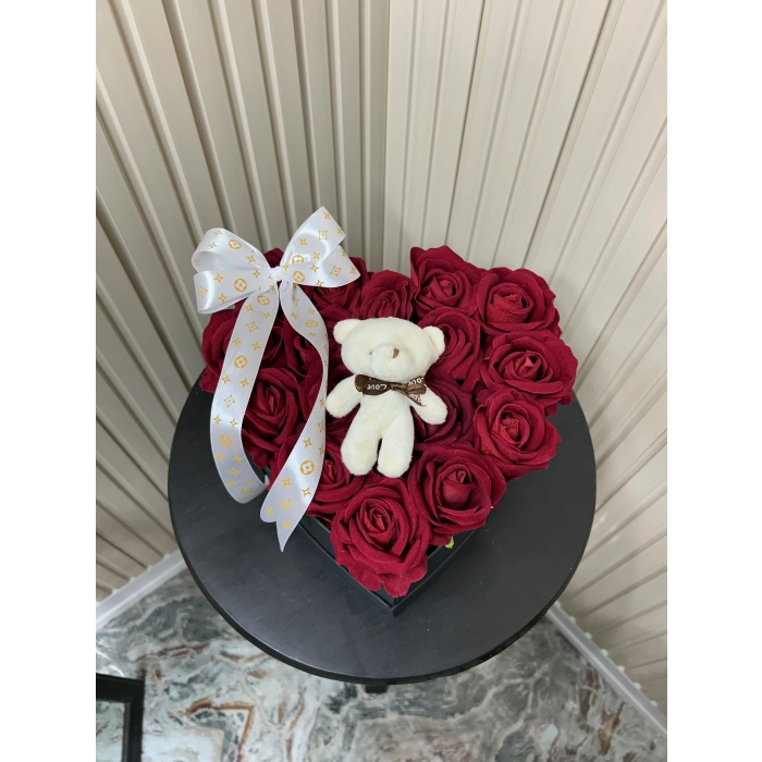 Kalp Kutuda Kadife Güller ve Ayıcık