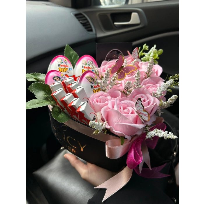 Kalp Kutuda Kinder Joy & Kinder Stick ve Pembe Kadife Güller