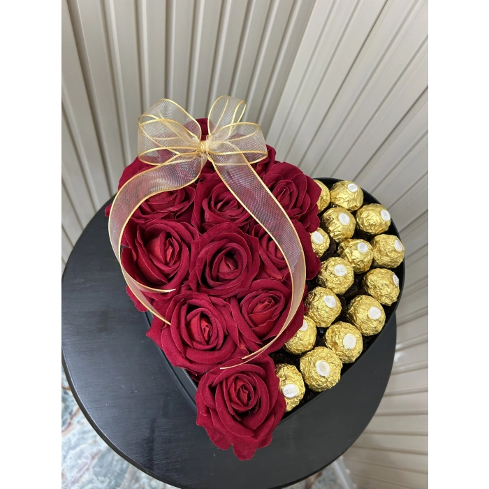 Kalp Kutuda Rocher ve Kadife Güller