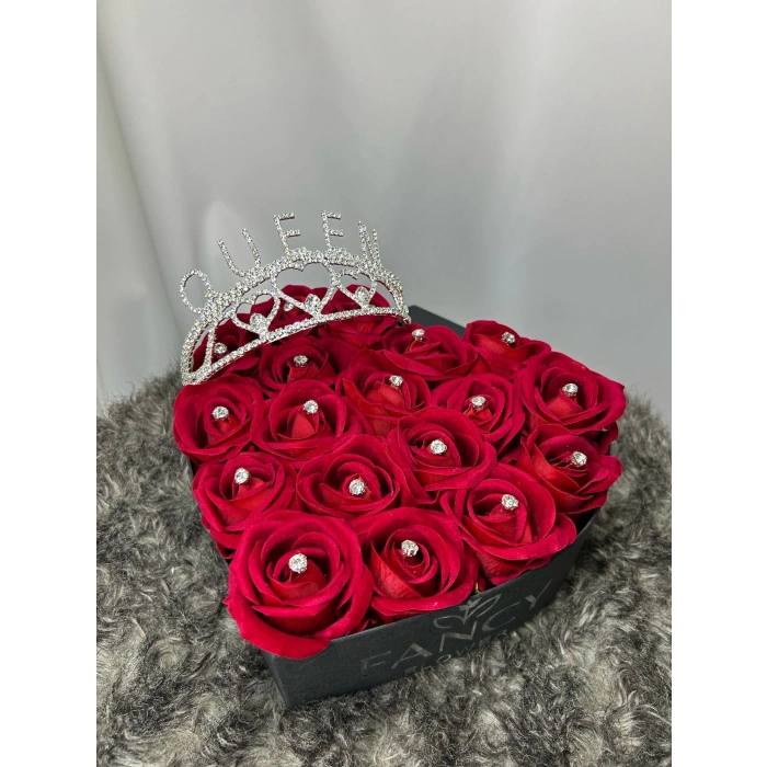 Kalp Kutuda Taşlı Kadife Güller & Kristal Taç