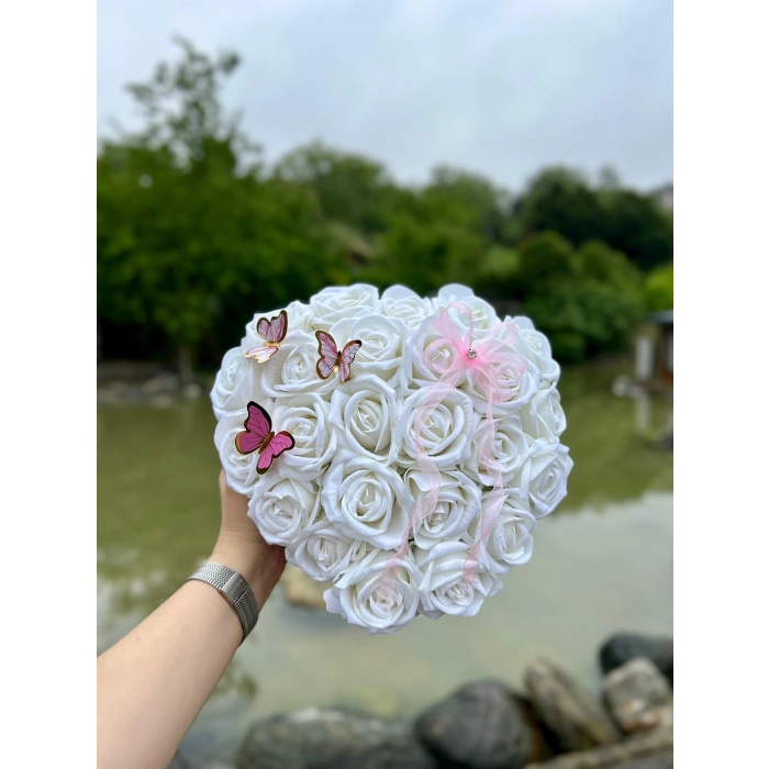 Kitty Tasarımlı Kalp Kutuda Beyaz Kadife Güller