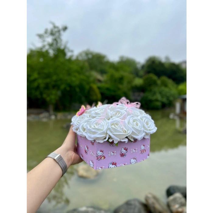 Kitty Tasarımlı Kalp Kutuda Beyaz Kadife Güller