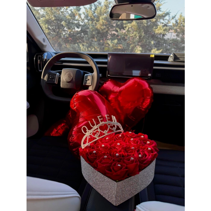 Kristal Kalp Kutuda Kırmızı Güller ve Taç