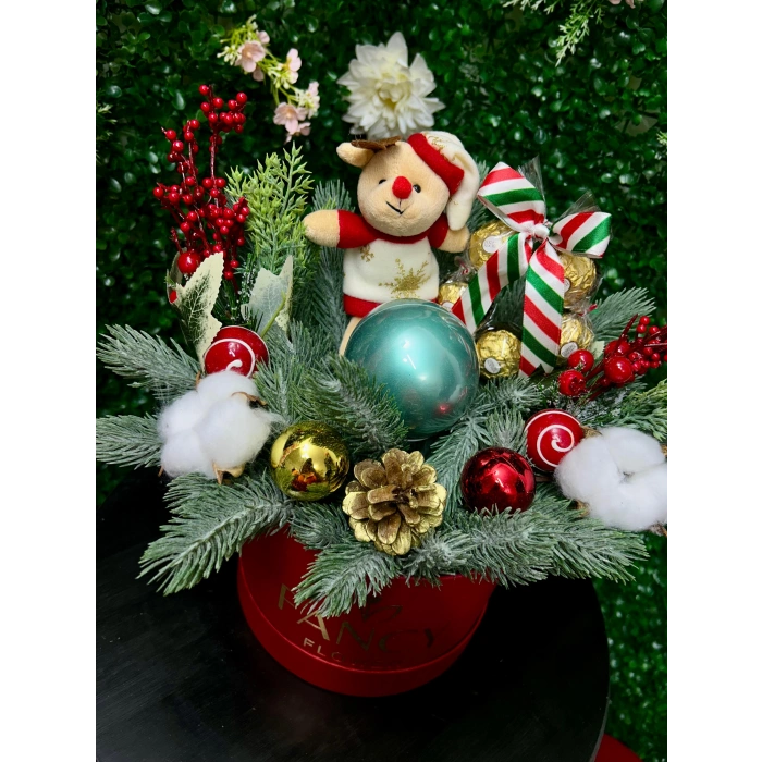 Kutuda Yapay Çam Dalları, Rocher ve Peluş Ayıcıklı Aranjman