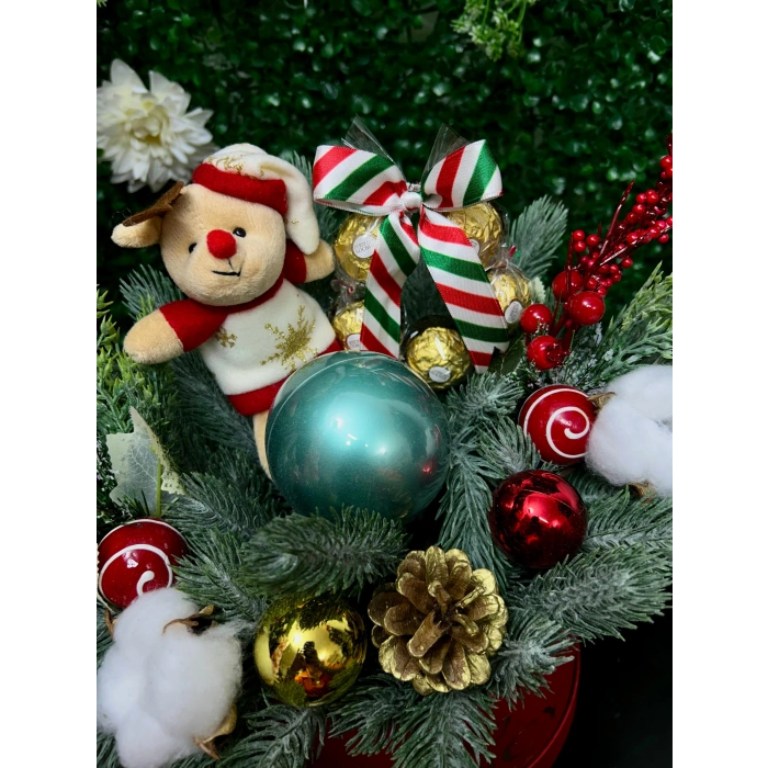 Kutuda Yapay Çam Dalları, Rocher ve Peluş Ayıcıklı Aranjman