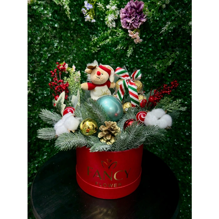 Kutuda Yapay Çam Dalları, Rocher ve Peluş Ayıcıklı Aranjman