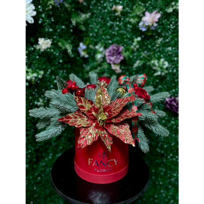 Kutuda Yapay Çam Dalları, Yılbaşı Çiçeği ve Kadife Gül Aranjman