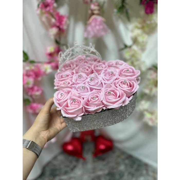 Özel Tasarım Kristal Kalp Kutuda Pembe Güller ve Taç