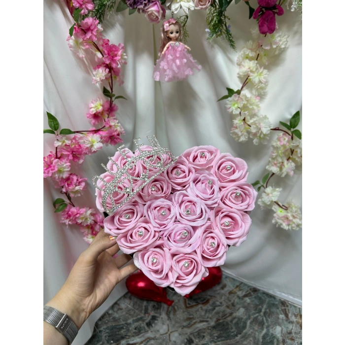 Özel Tasarım Kristal Kalp Kutuda Pembe Güller ve Taç
