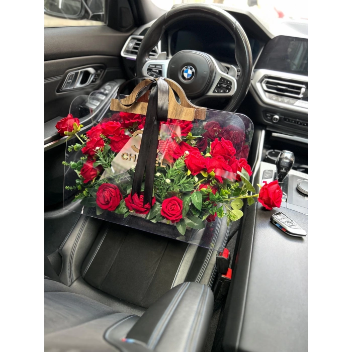 Premium Çantada Kırmızı Kadife Güller