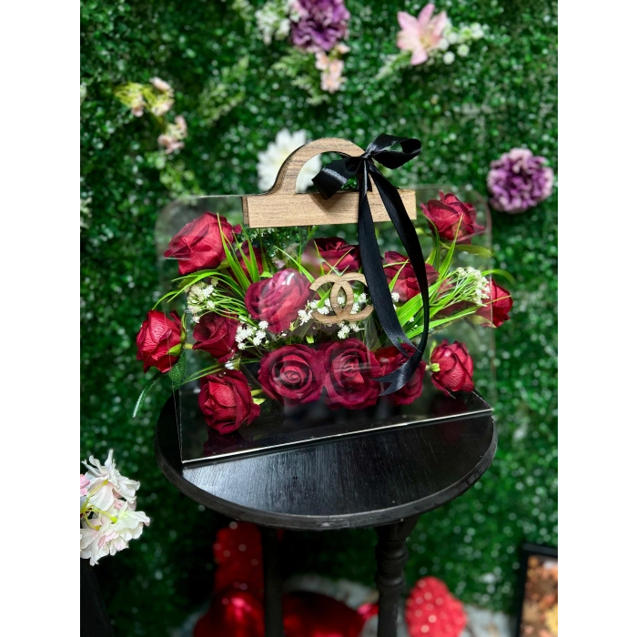 Premium Çantada Kırmızı Kadife Güller