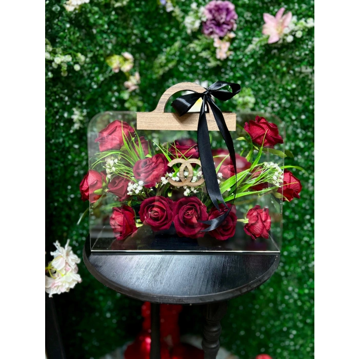 Premium Çantada Kırmızı Kadife Güller