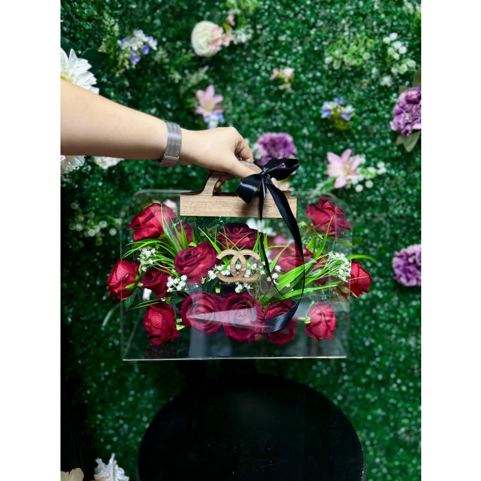 Premium Çantada Kırmızı Kadife Güller