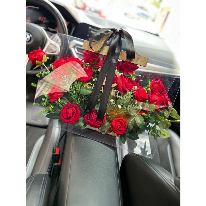 Premium Çantada Kırmızı Kadife Güller