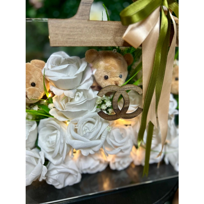 Premium Çantada Mini Peluşlar ve Beyaz Kadife Güller