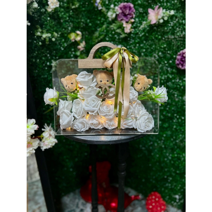 Premium Çantada Mini Peluşlar ve Beyaz Kadife Güller