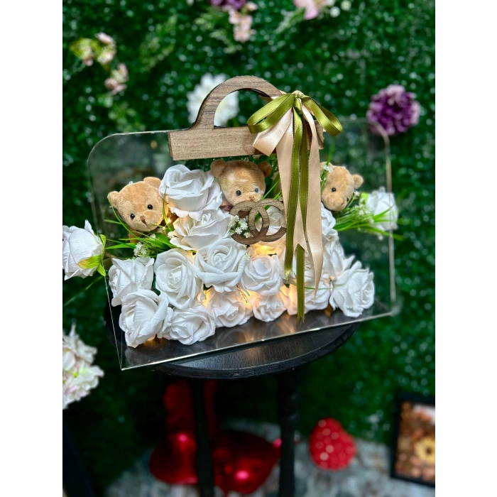 Premium Çantada Mini Peluşlar ve Beyaz Kadife Güller