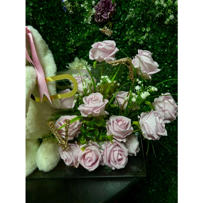 Premium Çantada Peluş Tavşan ve Pembe Kadife Güller