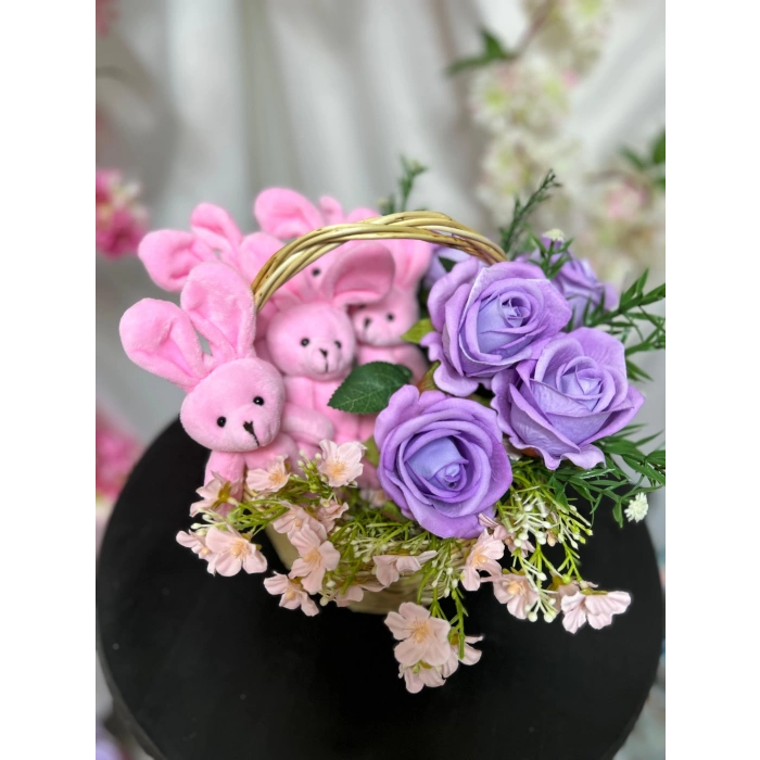 Sevimli Tavşanlar ve Kadife Gül Sepeti