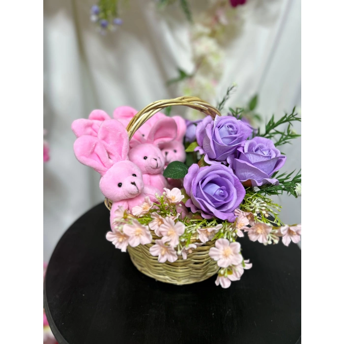 Sevimli Tavşanlar ve Kadife Gül Sepeti