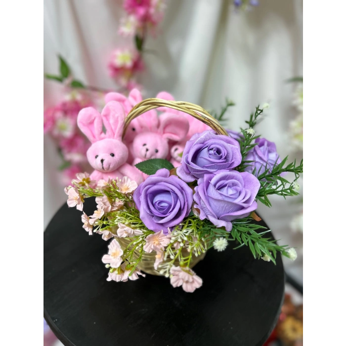 Sevimli Tavşanlar ve Kadife Gül Sepeti