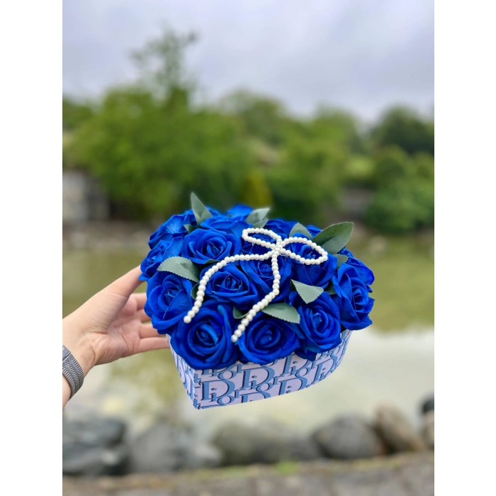 Tasarım Kalp Kutuda Mavi Kadife Güller