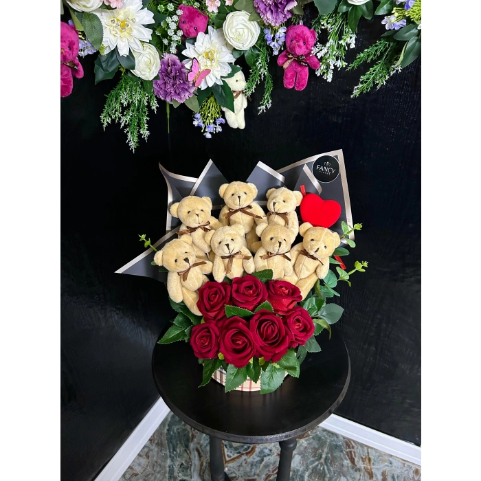 Tasarım Kutuda Peluş Ayıcıklar ve Kadife Güller