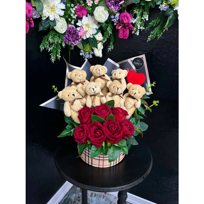 Tasarım Kutuda Peluş Ayıcıklar ve Kadife Güller